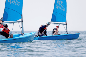 Zwei blaue Segelboote auf dem Meer im Beach Camp Barcelona