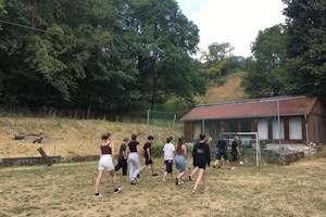 Kinder auf dem Fußballplatz im Naturcamp