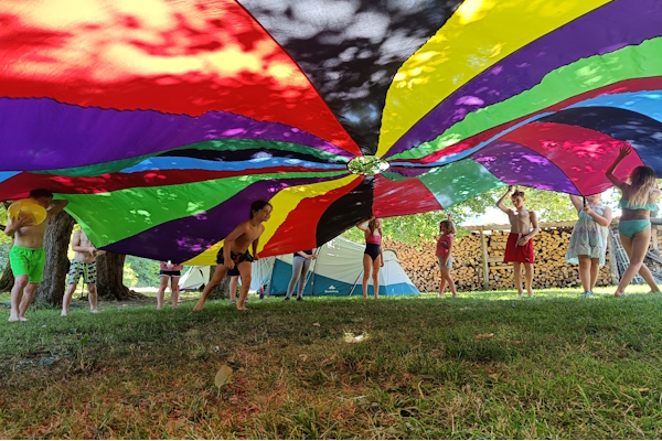 Kinder laufen über die Wiese im Frischluftcamp