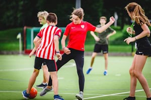 Jugendliche spielen Fußball