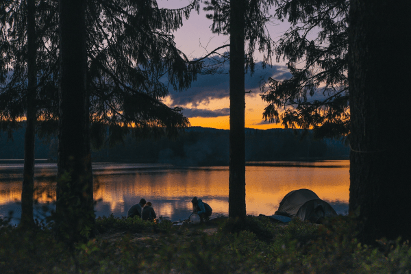 Im Kanucamp kannst du dich am Ufer entspannen