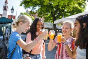 Kinder stoßen mit Saft an 