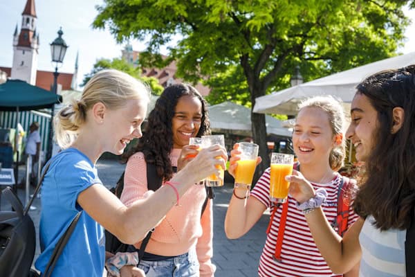 Kinder stoßen mit Saft an