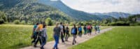 Wandergruppe in der umgebenen Landschaft