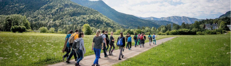 Wandergruppe in der umgebenen Landschaft