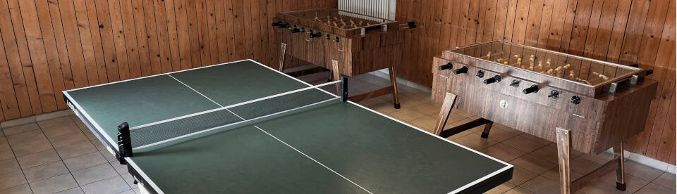 Tischtennisplatte und Tischkicker