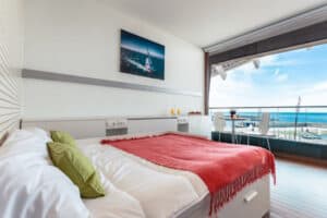Ein Zimmer in einer modernen Unterkunft mit einem Doppelbett und Meerblick
