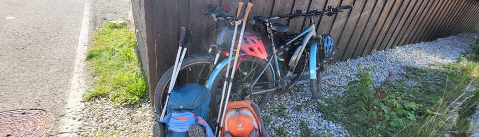 Fahrräder und Wanderstöcke
