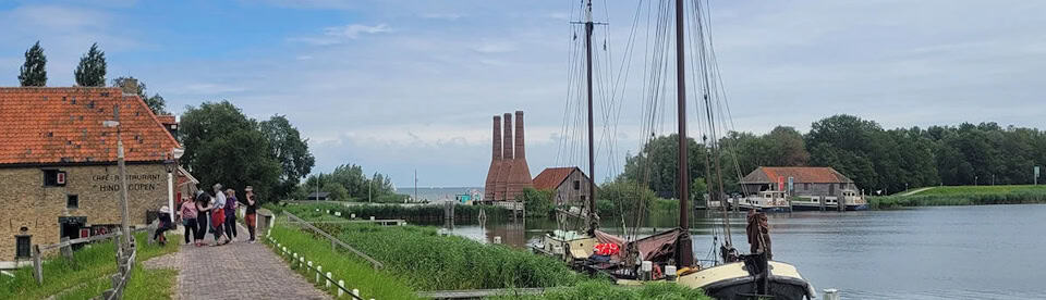 Schiff liegt im Hafen.