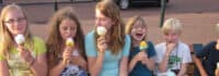 Eis essen an Land auf dem Familien Segeltörn