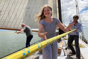 Mädchen hat Spaß an Deck