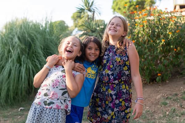 Kinder posieren für Foto im Familiencamp Korsika