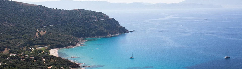 Aussicht auf die Bucht des Mittelmeeres auf Korsika