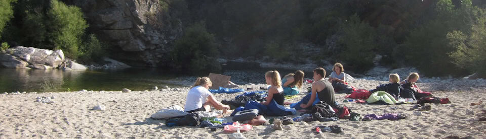 Outdoorübernachtung am Strand im Familiencamp Korsika