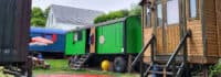 Bauwagen zum Thema Fußball in der Eifel