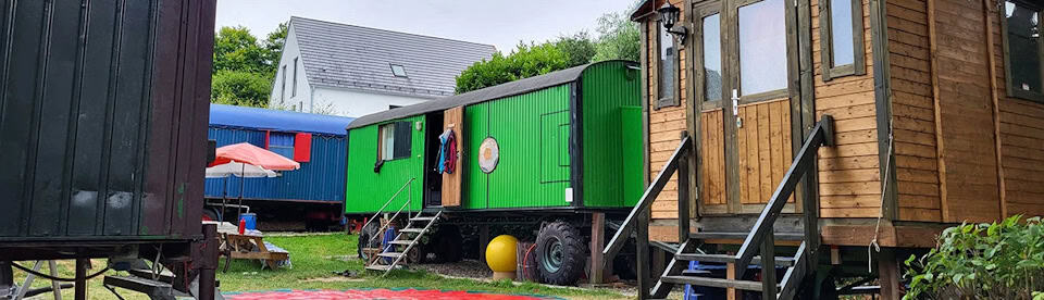 Bauwagen zum Thema Fußball in der Eifel