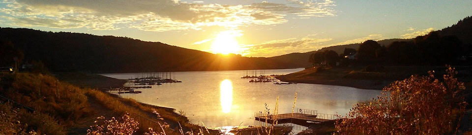 Sonnenuntergang in der Eifel am Rursee