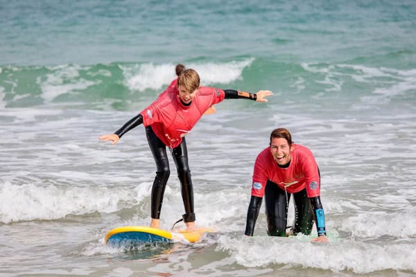 Mutter und Tochter beim Surfen im Familien Seasidecamp Bretagne