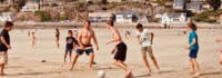 Fußballspiel am Strand im Seasidecamp Bretagne