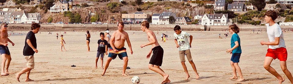 Fußballspiel am Strand im Seasidecamp Bretagne