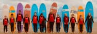 Kinder posieren mit Surfbrettern
