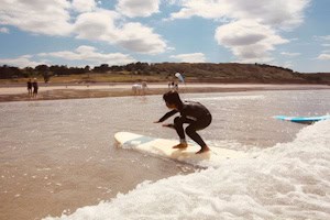 Junge am surfen