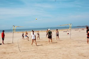 Beachvolleyball am Strand im Familien Seasidecamp Bretagne