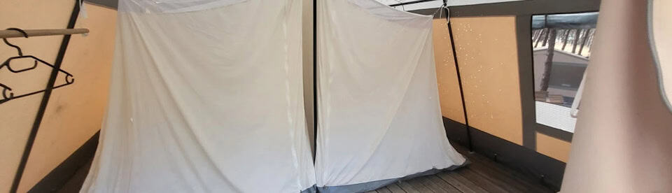 Zelt im Camp des Strandcamps Sardinien