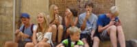 Jugendliche machen eine Pause und essen Eis