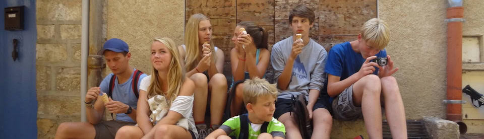 Jugendliche machen eine Pause und essen Eis
