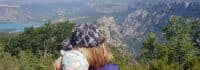 Geschwister genießen die Aussicht auf den Canyon du Verdon