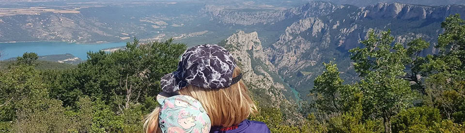 Geschwister genießen die Aussicht auf den Canyon du Verdon
