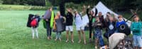 Kinder bereiten sich auf eine Outdoorübernachtung vor