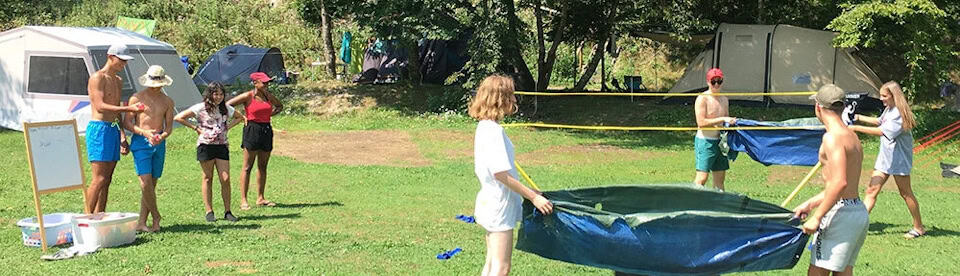 Kinder räumen auf dem Campingplatz im Familiencamp Slowenien um
