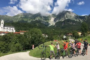 Radfahrer posieren vor Berg