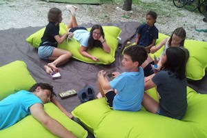 Kinder chillen in der Unterkunft