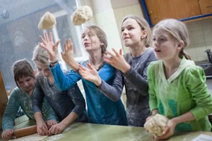 Kinder beim gemeinsamen backen