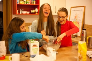 Kinder backen gemeinsam im Erlebniscamp