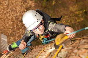 Kinder beim Kletterbaum im Harz im Erlebniscamp