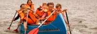 Kinder beim Kanufahren auf dem Wasser