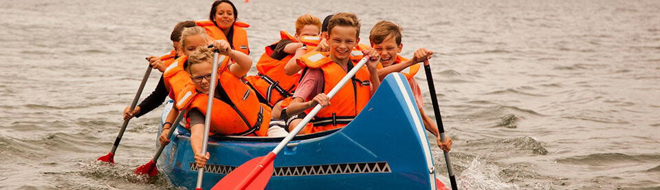 Kinder beim Kanufahren auf dem Wasser