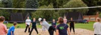 Kinder spielen gemeinsam Volleyball