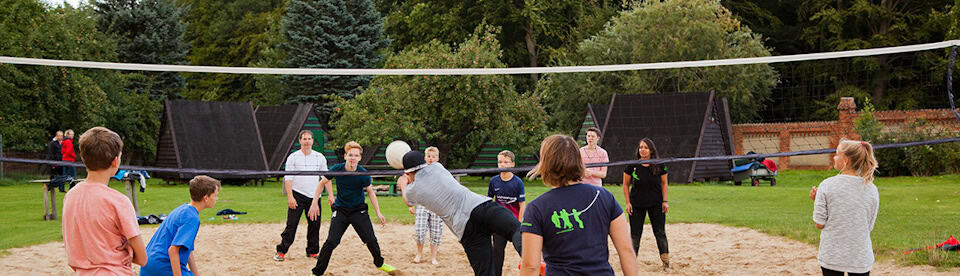 Kinder spielen gemeinsam Volleyball