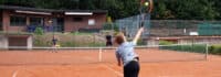 Aufschlag üben beim Tennisspielen