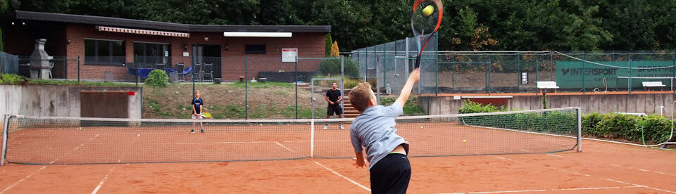 Aufschlag üben beim Tennisspielen