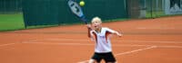 Junge spielt Tennis