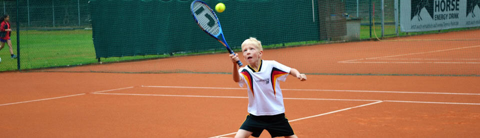 Junge spielt Tennis