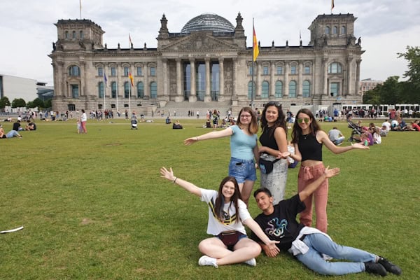 Jugendliche vor dem Reichstag