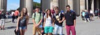 Jugendliche besichtigen das Brandenburger Tor