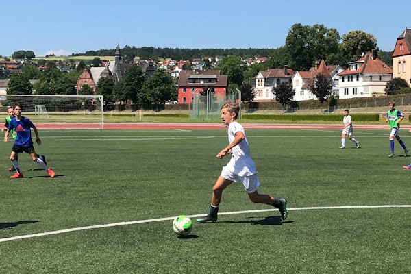 Junge spielt Fussball